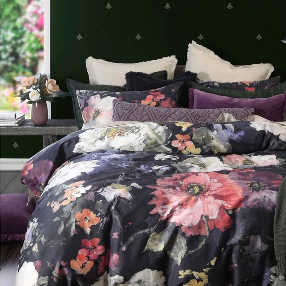 MM Linen Dita Queen Duvet Cover &Two Standard Shams. Brand New!